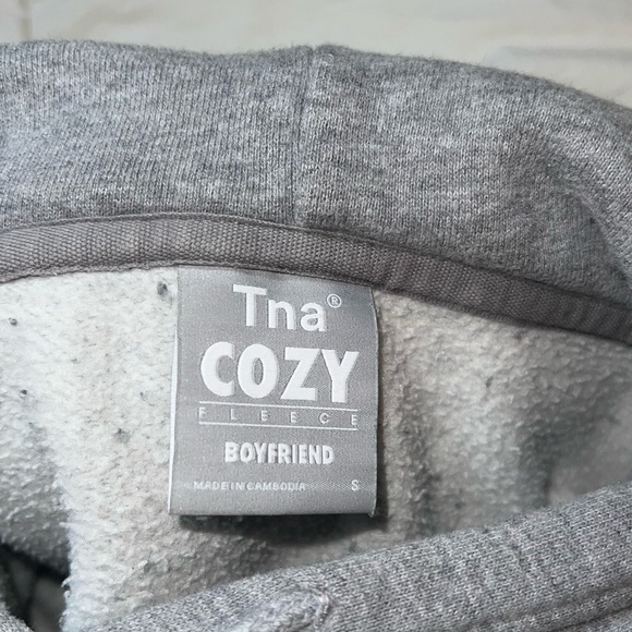 Aritzia TNA boyfriend hoodie - Picture 3 of 3